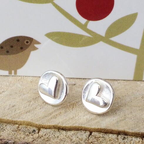 Round pebble heart stud