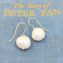 High lustre freshwater pearl earrings ( solid gold)