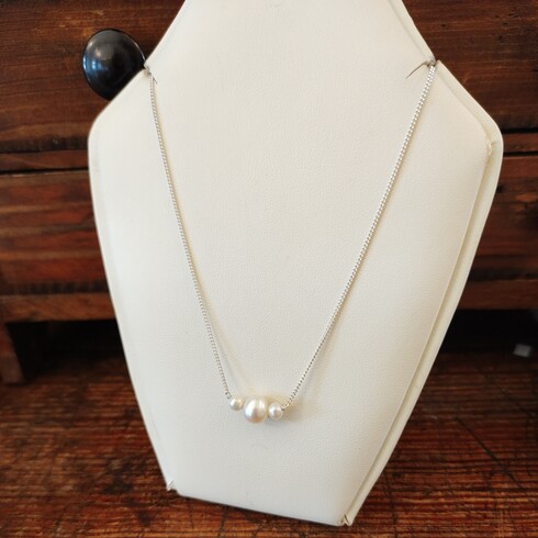 AAA grade graduated triple pearl necklace