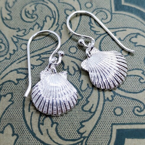 Dainty scallop drop earrings