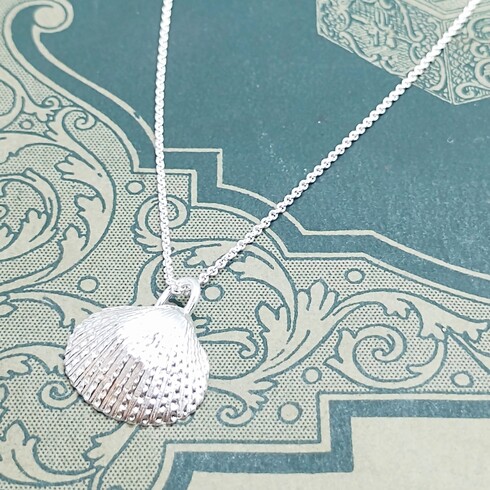 Silver cockle shell pendant
