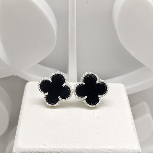 Quatrefoil onyx studs
