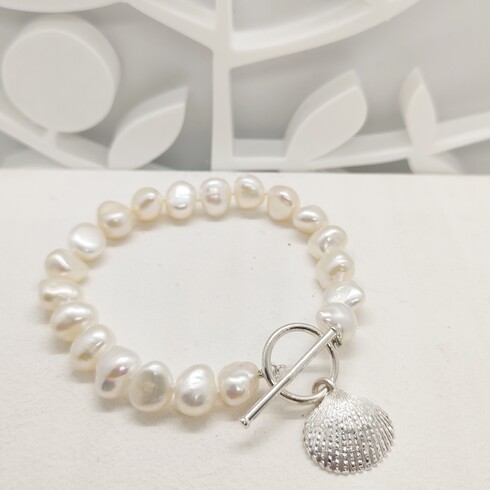 Hand knotted keshi pearl clamshell bracelet