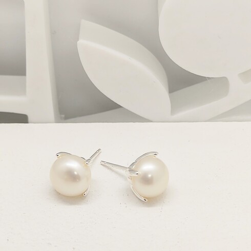 Four claw high lustre bouton pearl studs