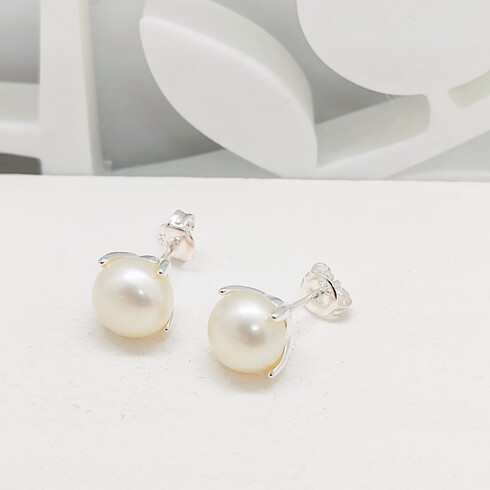 Four claw high lustre bouton pearl studs